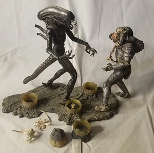 2002 McFarlane Toys Movie Maniacs ALIEN VS PREDATOR DELUXE SET Egg Base Light Up - Picture 1 of 7