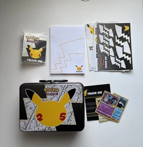 Pokemon 25th Anniversary Celebration Lunch Box Tin mit Promos + Extras einige Karten - Bild 1 von 6