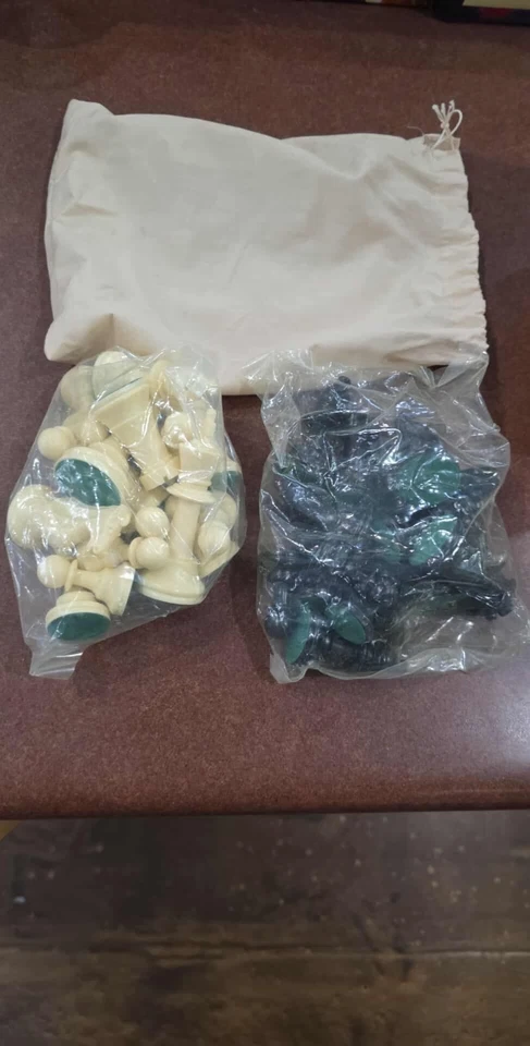 Juego de ajedrez torneo plástico con fondo de fieltro y bolsa Foto 1 de 1