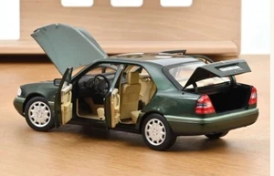Norev 183372 Mercedes-Benz C-Klasse Baujahr 1993 grün 1/18 - Bild 1 von 1