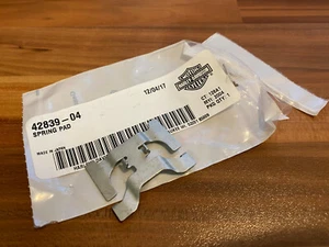 42839-04 PINZA DE FRENO TRASERA CHAPA MUELLE HARLEY® SPORTSTER® FRENO 2004-2013 - Imagen 1 de 3