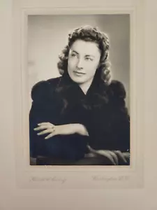 Cappotto di pelliccia donna seppia anni '40 Harris & Ewing Studio Washington DC nero bianco - Foto 1 di 5
