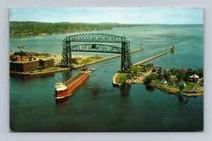 Giant Freighter Ship Aerial Lift Bridge Duluth Minnesota c1960 Postcard - Imagen 1 de 2