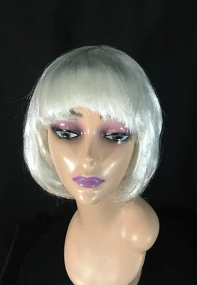 Peluca blanca mediana/corta, sintética (#8735) Foto 1 de 4