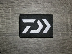 Carretes de pesca con logotipo Daiwa bordado hierro en parche 3,25" x 2,25" - Imagen 1 de 2