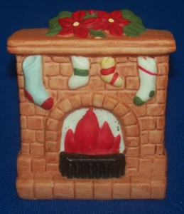 VINTAGE CERAMIC CHIRSTMAS FIREPLACE FIGURINE HOMCO STOCKINGS POINSETTIAS - Picture 1 of 3