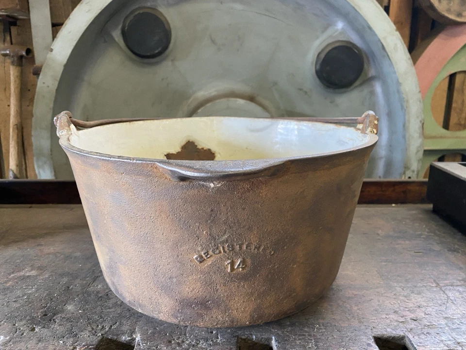 Vintage Antique T  & C Clark & Co Ltd Cast Iron No 14 12 Quartz Cauldron pot - image 1 of 4