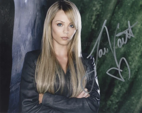LAURA VANDERVOORT as Lisa - V (2009 Series) GENUINE SIGNED AUTOGRAPH Cover