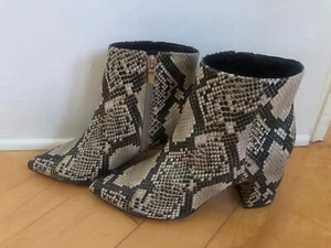 Botas al tobillo Marc Fisher Wms piel de serpiente en relieve cuero puntiagudo retiro2 talla 7 W - Imagen 1 de 7