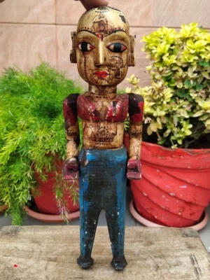 Antigua estatua india hecha a mano de madera pintada de mujer de pie  Foto 1 de 4