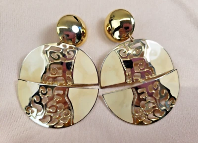 Pendientes colgantes de clip Berebi esmalte crema tono dorado grandes redondos abiertos Foto 1 de 4