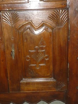 ANCIEN BUFFET EN NOYER MEUBLE REGIONAL CAMPAGNARD D'EPOQUE BUFFET BAS 2 PORTES - Photo 1/4