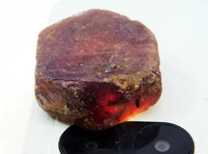 Pietra preziosa grezza Madagascar non riscaldata colore rosso naturale non trattata 150,40 ct - Foto 1 di 5