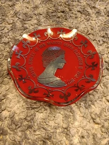 Plato pequeño rojo de cristal vintage Royal Collectable Queen Elixabeth - Imagen 1 de 4