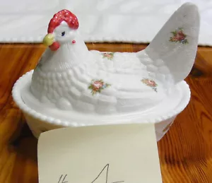 PLATO DE POLLO CUBIERTO DE VIDRIO DE LECHE PINTADO A MANO Y DECORADO WESTMORELAND MOLDE ROSAS - Imagen 1 de 4