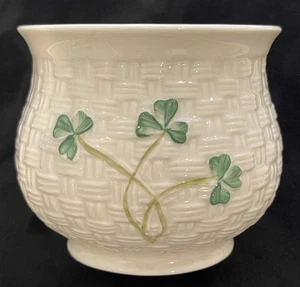 Vintage Belleek Kylemore Kleeblatt Korbgeflecht Cache Topf/Übertopf Irland 3,25" EUC - Bild 1 von 4