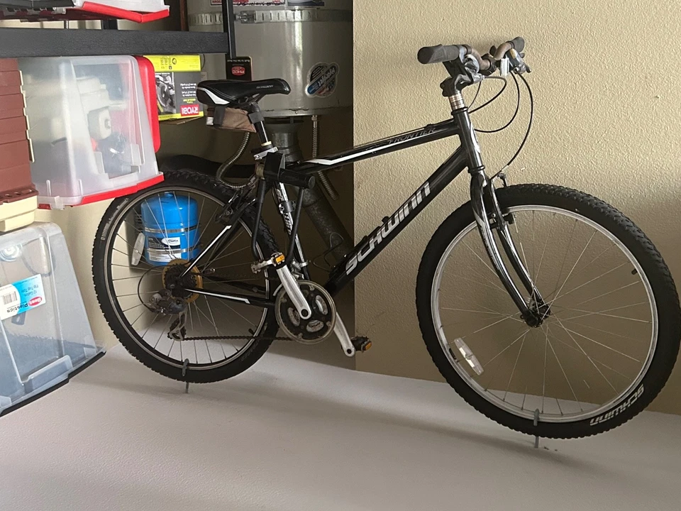 Bicicleta de montaña Schwinn Frontier + kit de reparación, bomba de mano y bloqueo de bicicleta Foto 1 de 1