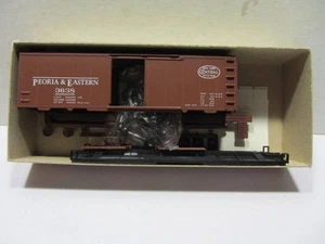 Roundhouse HO Scale Peoria & Eastern 40' Box Car Kit 2044 - Picture 1 of 3