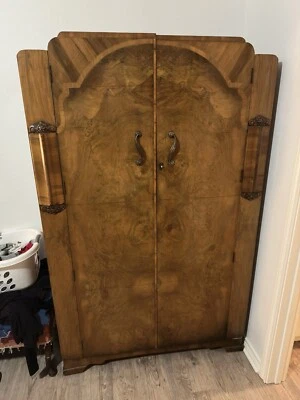 Armario de arce burled de 1930  Foto 1 de 4