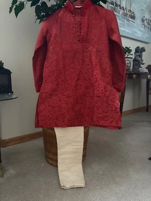 Trajes punjabi indios rojos y crema para niños Foto 1 de 3