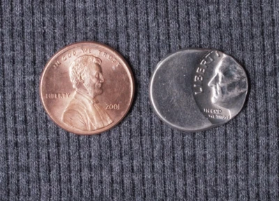 Dateless off center clad dime and 2001P broadstrike cent US mint error coin lot - Image 1 of 3