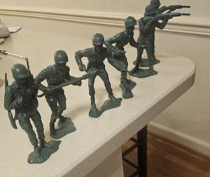 Lot of 6 Large Vintage Jumbo Army Men Green Plastic Soldiers 5" Inch Figures - Picture 1 of 7