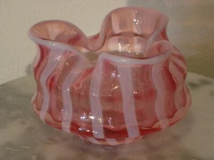 Vintage Cranberry Streifen opalisierende flache Unterseite dreifach faltbare Oberseite Vase - Bild 1 von 2