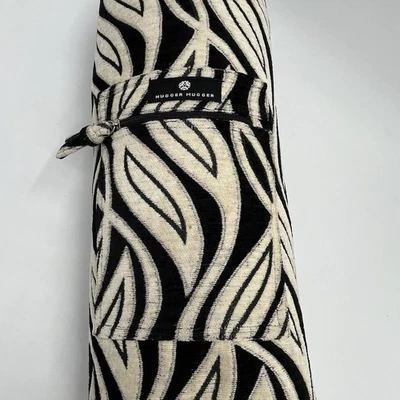 Bolso Estera de Yoga Hugger Mugger Batic Negro Beige Patrón Tapicería Correa para el Hombro Foto 1 de 4