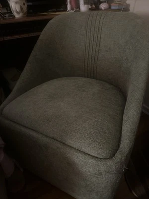 light green chair Foto 1 de 3