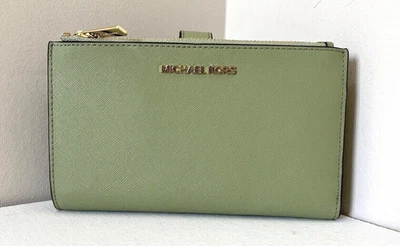 Nova Carteira Michael Kors Jet Set Viagem Zíper Duplo Couro Saffiano Light Sage - Imagem 1 de 4