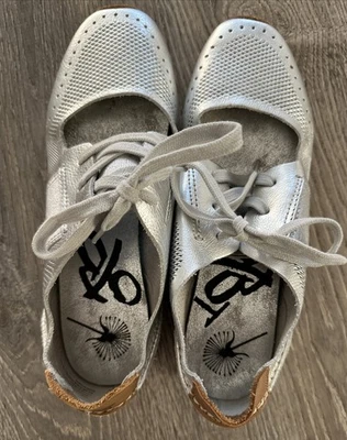 Zapatillas deportivas cómodas de cuero plateado OTBT Star Dust Mary Jane talla 7 Foto 1 de 4