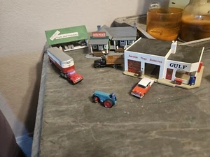 3 Buildings And Vechicles  Ho Scale Gulf Station - Picture 1 of 6