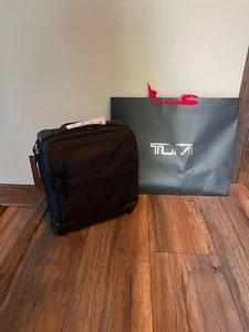 New Tumi Alpha 2 Compact 4 Wheeled Brief - Retails $750 - Picture 1 of 7