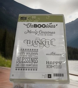 Juego de estampillas de estampación de “dichos de vacaciones” FaBOOlous Halloween abrazos y besos tarjeta de Navidad - Imagen 1 de 4