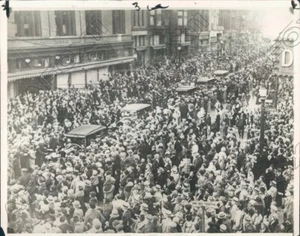 1937 Baltimore Maryland Crowd Welcomes Gorvernor Smith For Speech Press Photo - Picture 1 of 2