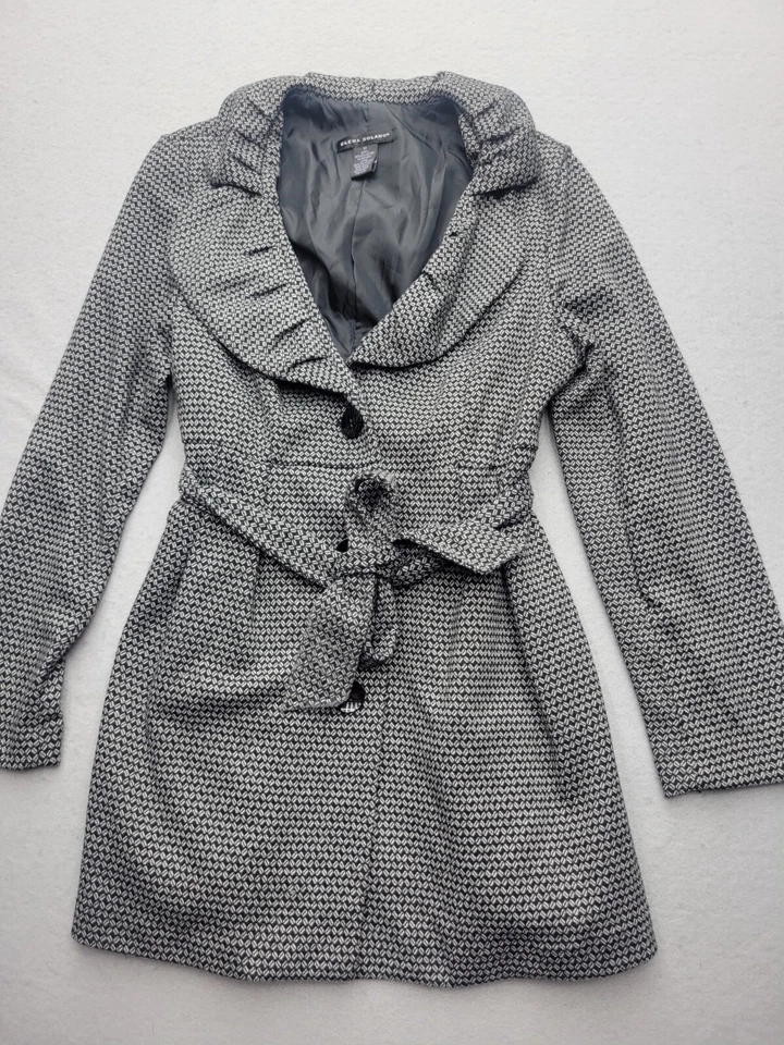 Chaqueta para mujer Elena Solano mediana negra/blanca solapa con volantes cinturón botón corto Foto 1 de 4