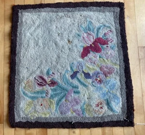 Antique vintage decorative floral Primitive American hooked rug 26" x 26" - Picture 1 of 8