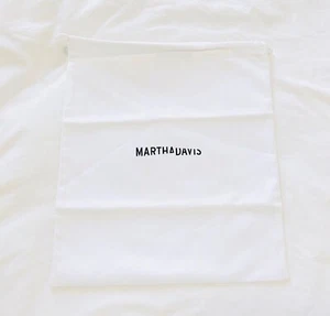Auténtico. Bolso blanco con cordón/polvo/zapato de viaje Martha Davis 12,5 pulgadas x 11 pulgadas. Usado en excelente estado - Imagen 1 de 4