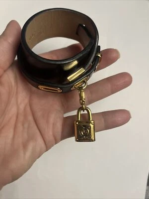 Pulseira de couro preta Juicy Couture com berloque de trava dourada  - Imagem 1 de 4