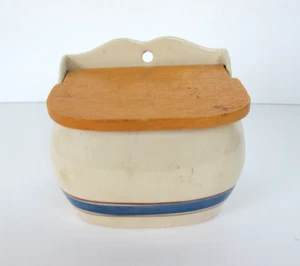 Vintage Salzdose Streifen Porzellan Holzplatte Wandhalterung Lillian Vernon 4,5" x 4" - Bild 1 von 8