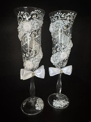 2 flautas para tostar champán de boda con lazos estilo de Europa del Este Foto 1 de 2