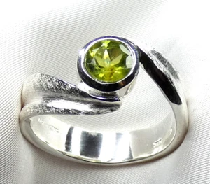 Ring 925 Silber Gr 18,8 (59) fac. Peridot Olivin teilmattiert modisches Unikat * - Bild 1 von 17