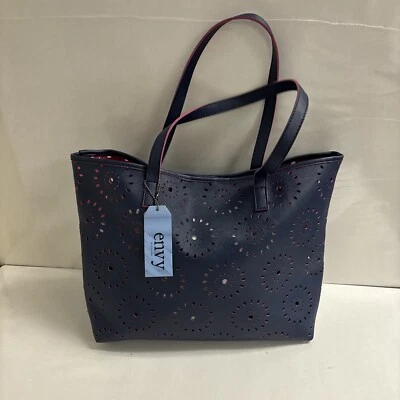 Bolso de hombro ENVY perforado a presión 14 X 13 azul marino/rosa nuevo con etiquetas al por menor - $69 Foto 1 de 4