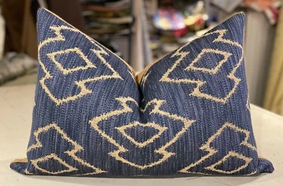 UNA ALMOHADA ACOLCHADA PERSONALIZADA DISEÑO KILIM REPRODUCCIÓN AZUL ANDREW MARTIN "SANCHEZ" Foto 1 de 2