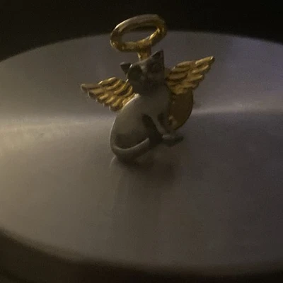 Prendedor gato ángel de la guarda tono dorado y estaño con halo y alas Foto 1 de 2