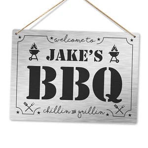 Personalisiertes Metall Wandschild - individuelle Namen Barbeque Chillin & Grillin süß Geschenk - Bild 1 von 9