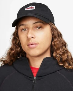 CAPPELLO BERRETTO NUOVO CON ETICHETTE NIKE CLUB UNSTRUCTURED AIR MAX 1 PATCH NERO #FN4402-010 TAGLIA M/L - Foto 1 di 10