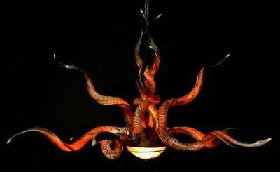 Lámpara de araña Kudu Horn con luces LED insertadas y luz de plumón de alabastro Foto 1 de 3