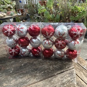 18 Red White Shatterproof Christmas Ball Ornament Glittery Snowflake New - Picture 1 of 2
