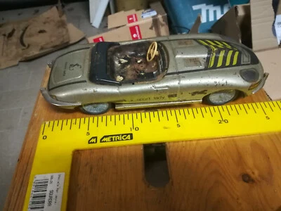 auto in latta giocattolo Jauguar s spyder in latta anni '60  funziona a frizione - Immagine 1 di 4